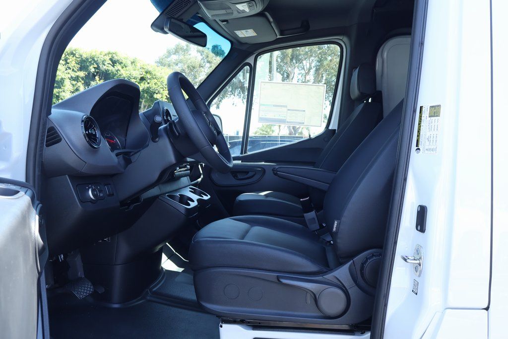 Thumbnail: 2025 Mercedes-Benz Sprinter - 6