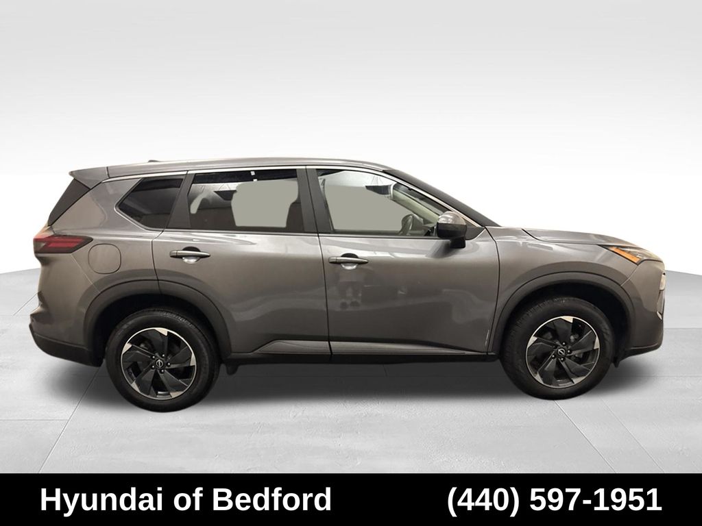 2024 Nissan Rogue SV - Image 4