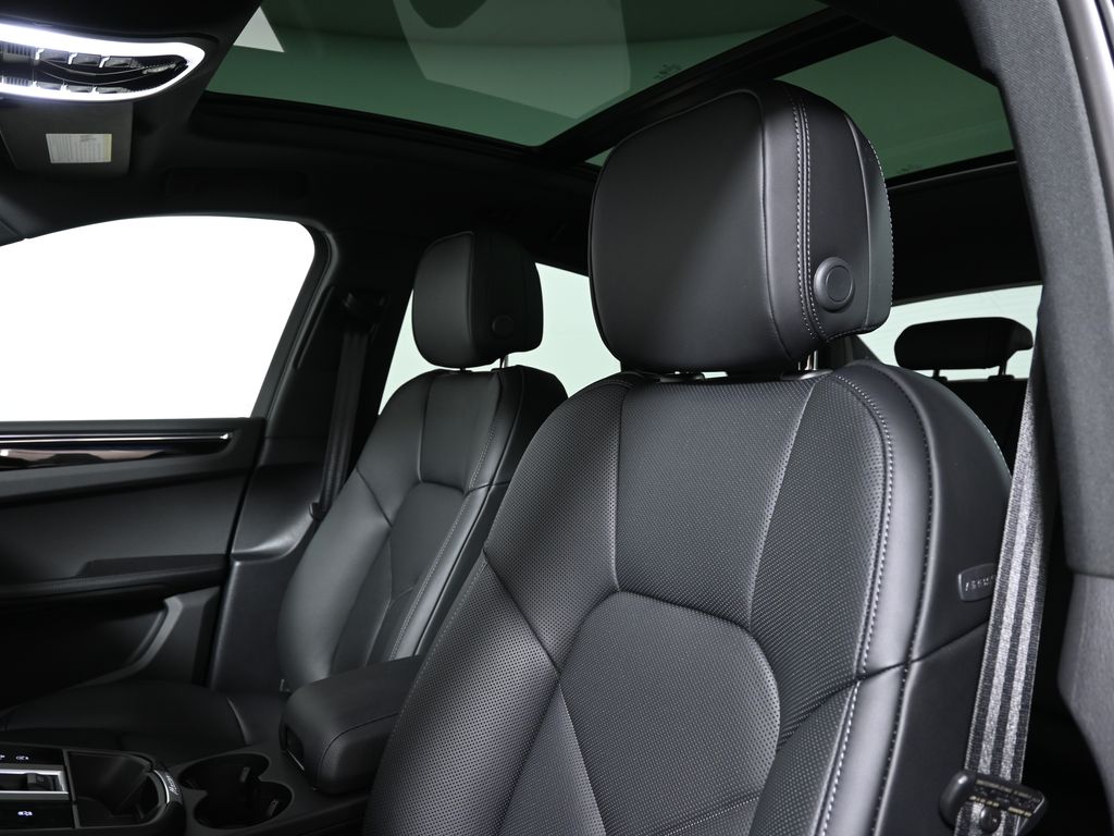 Thumbnail: 2026 Porsche Macan - 15