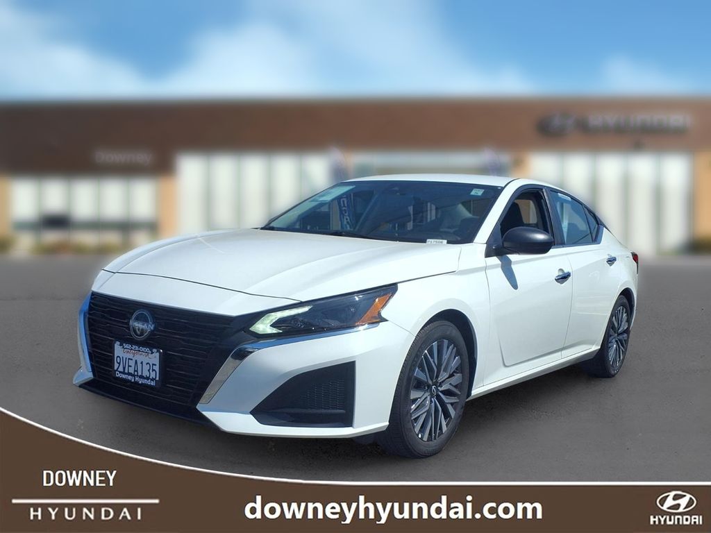 Glacier White 2025 Nissan Altima Sedan Front-Wheel Drive Continuously Variable Transmission