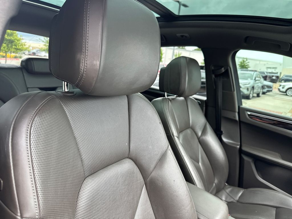Used 2018  Porsche Base image 36
