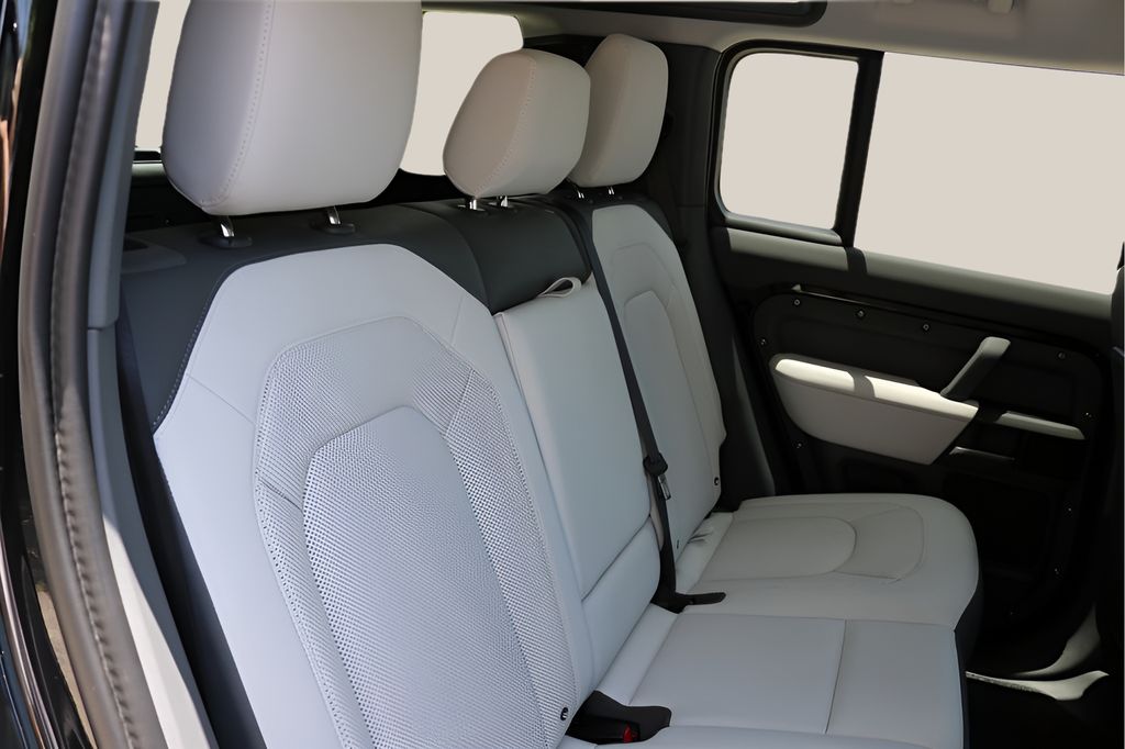 Used 2025  Land Rover X-Dynamic SE image 19
