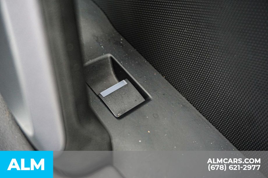 Used 2024 White Land Rover X-Dynamic SE image 61