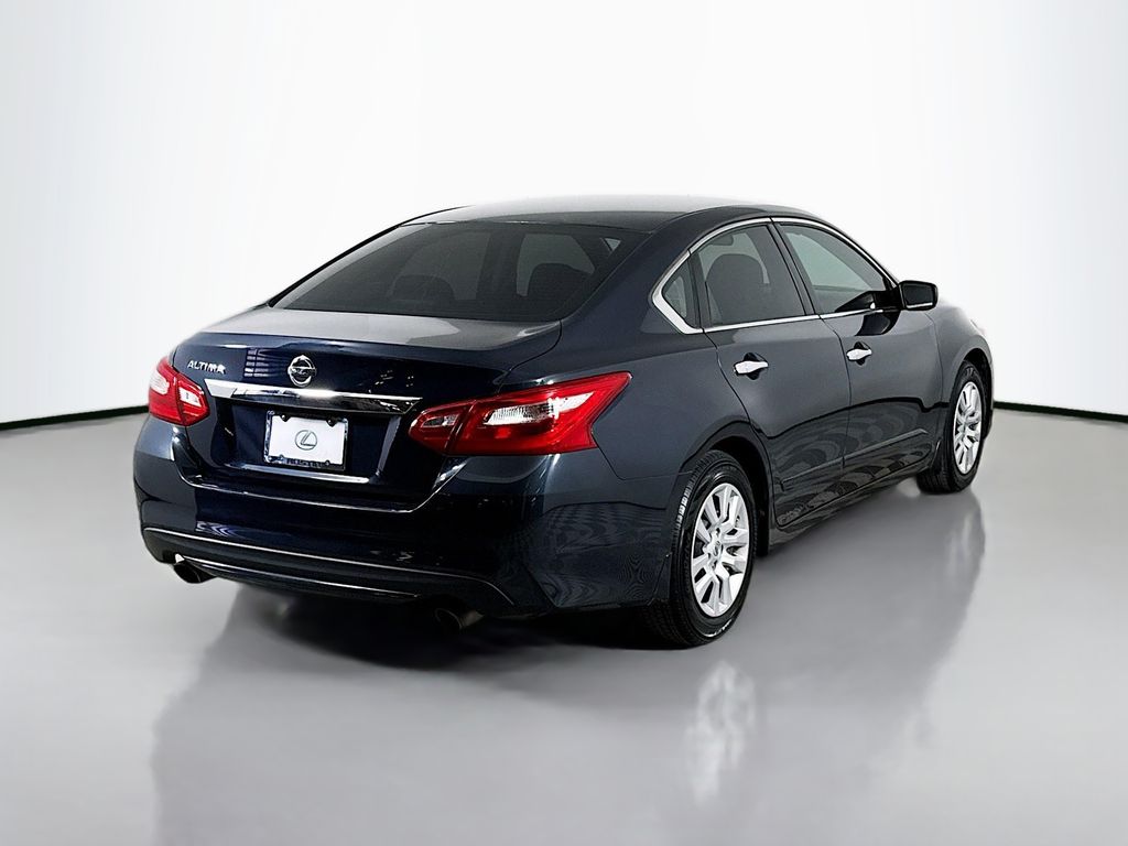 Thumbnail: 2017 Nissan Altima - 5