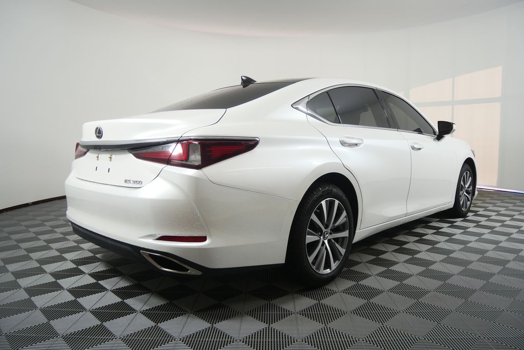 Thumbnail: 2019 Lexus ES - 3