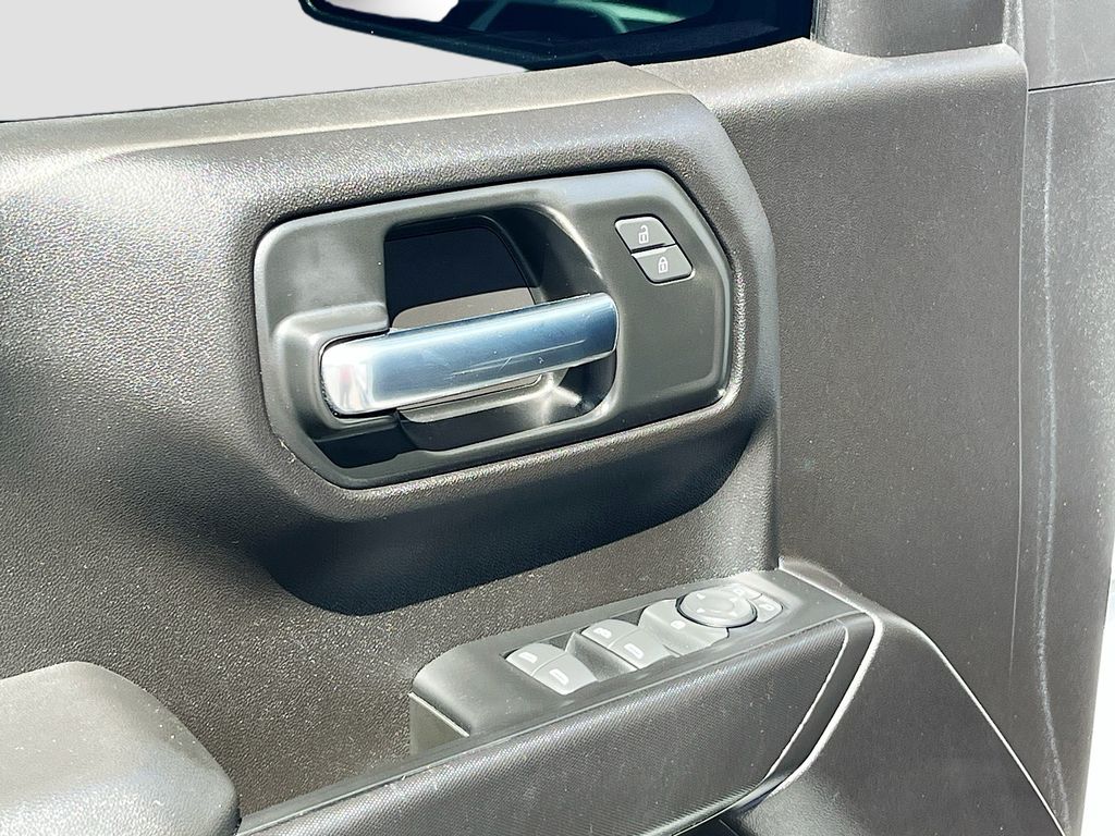 Used 2025 White Chevrolet Custom image 17