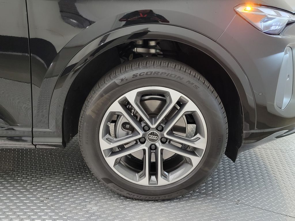 Thumbnail: 2025 Audi Q5 - 12