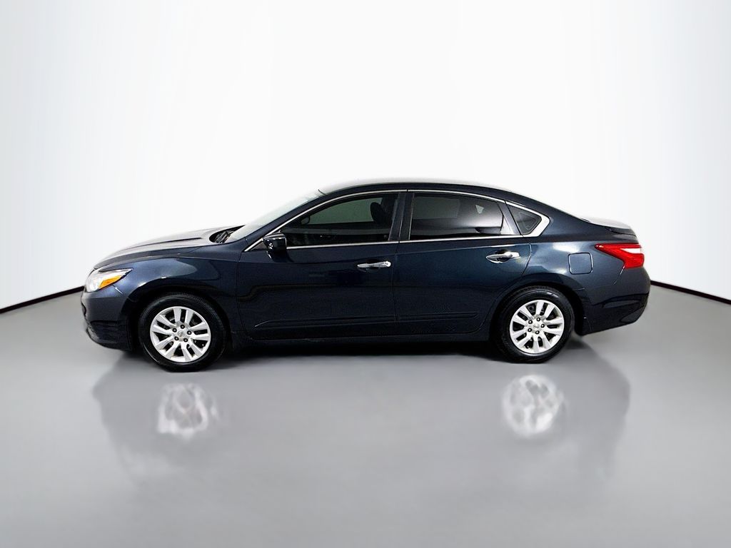 Thumbnail: 2017 Nissan Altima - 8
