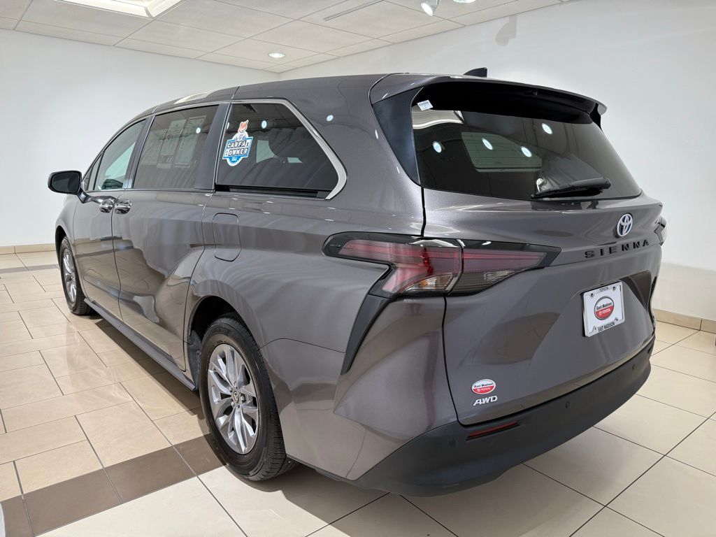 2024 Toyota Sienna XLE 3