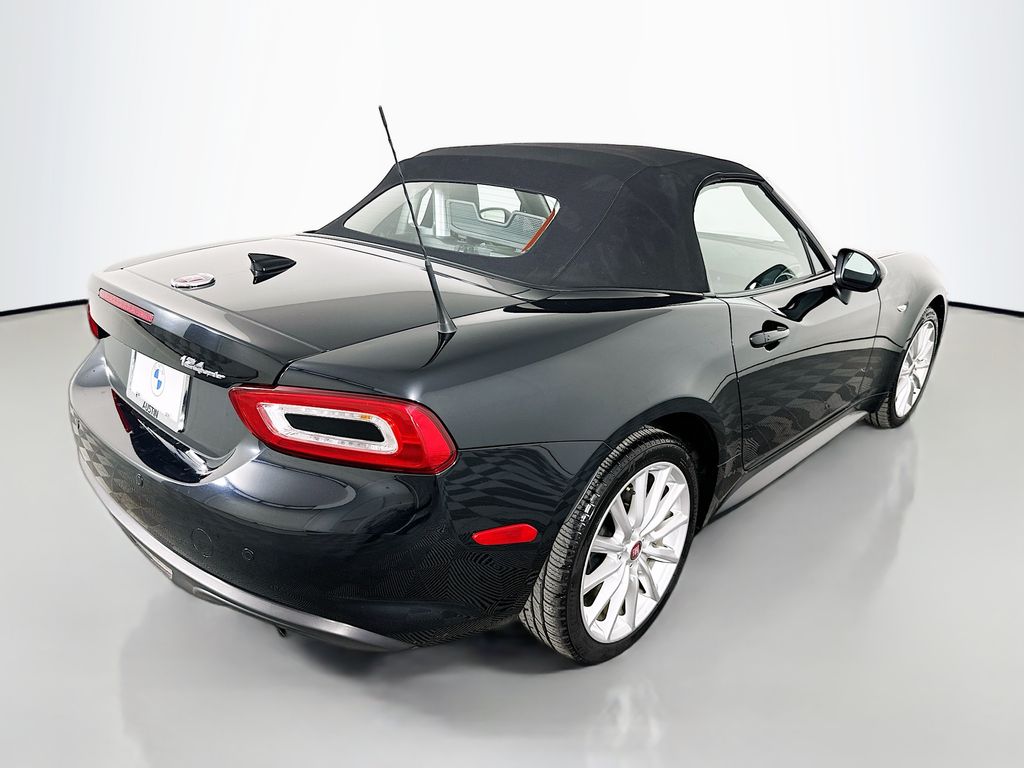 Thumbnail: 2017 Fiat 124 Spider - 5