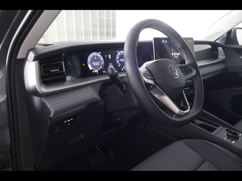 2025 Volkswagen Tiguan SE - Photo 15