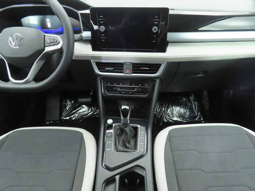 2025 Volkswagen Taos SE 14
