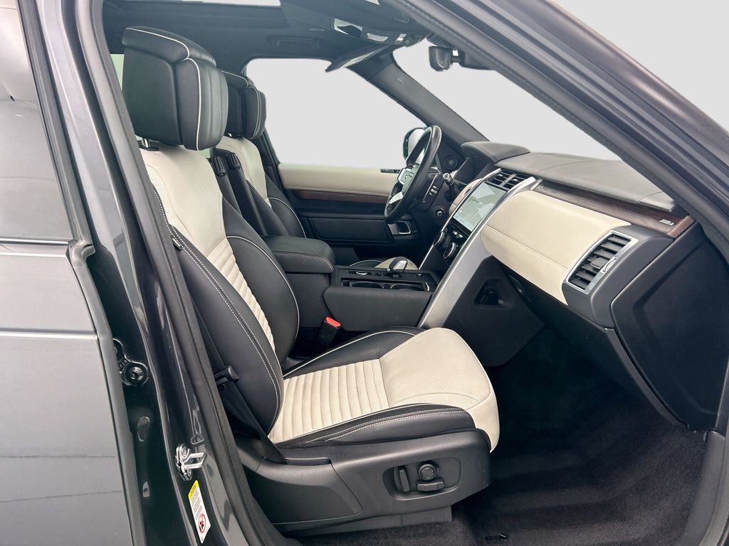 Thumbnail: 2022 Land Rover Discovery - 19