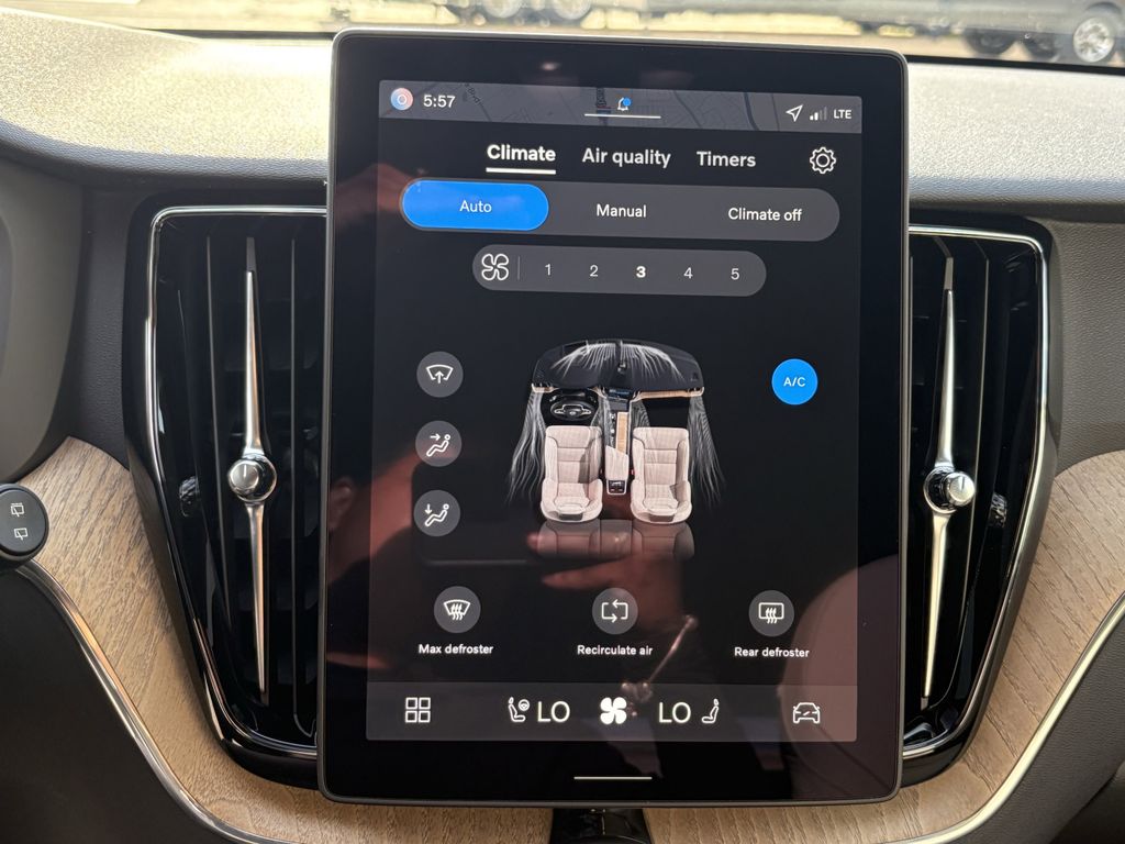 New 2026 Crystal White Volvo B5 AWD Plus image 21