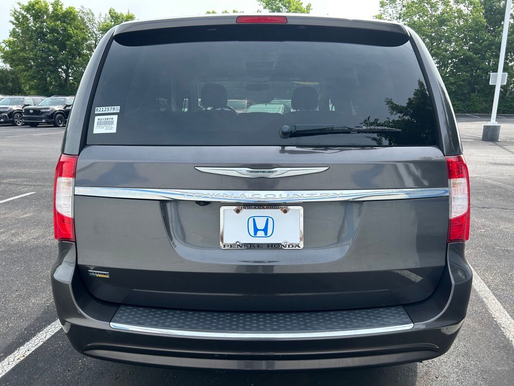 Thumbnail: 2016 Chrysler Town & Country - 4