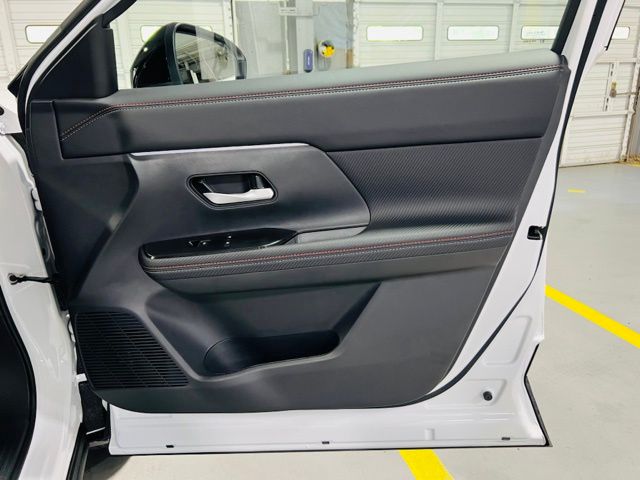 2026 Aspen White/Super Black Nissan Kicks SR FWD SUV
