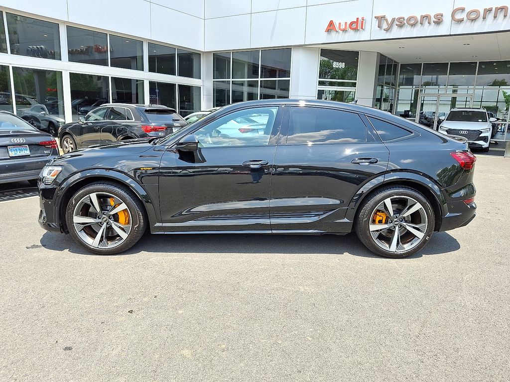 Thumbnail: 2022 Audi e-tron S - 7