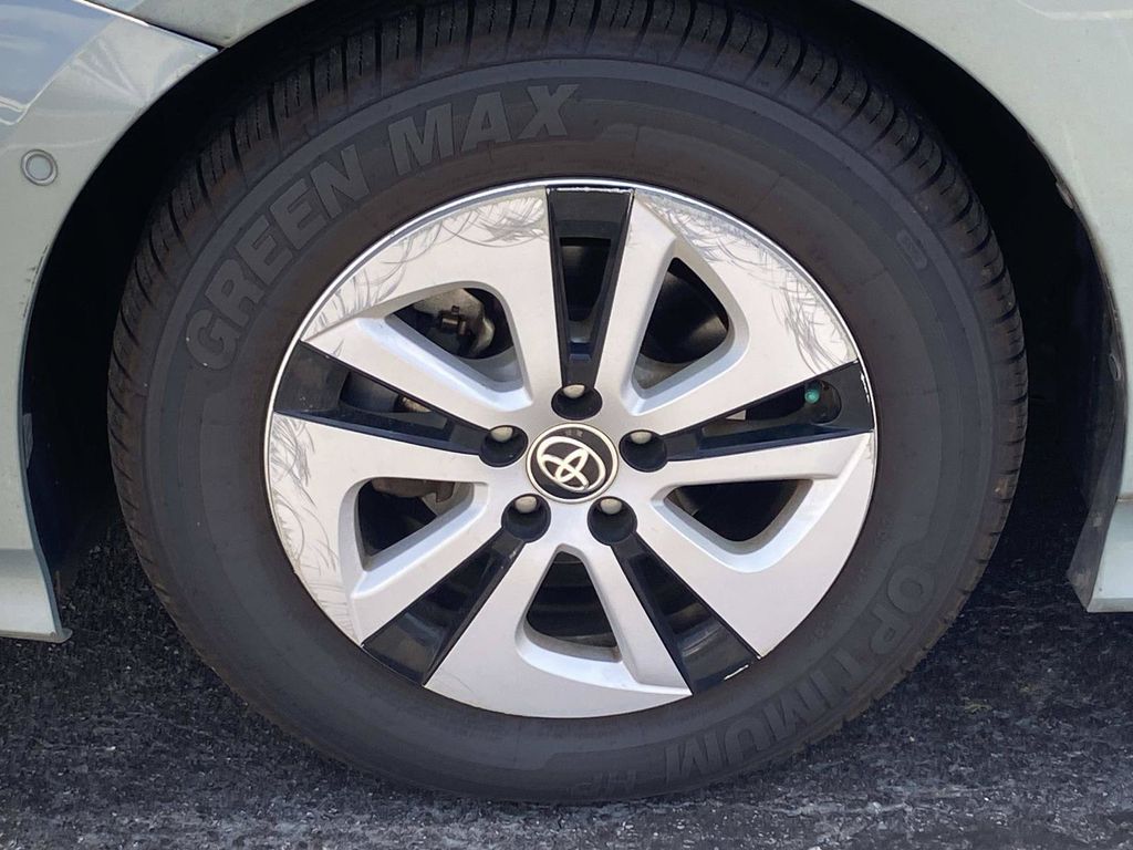 Used 2018 Beige Toyota Three image 9