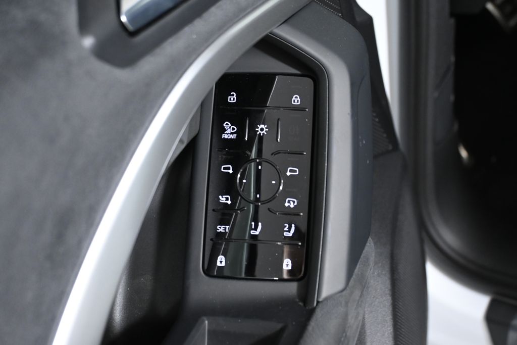 Thumbnail: 2025 Audi SQ5 - 25