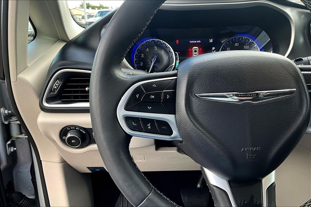 2023 Chrysler Pacifica Touring L - 11