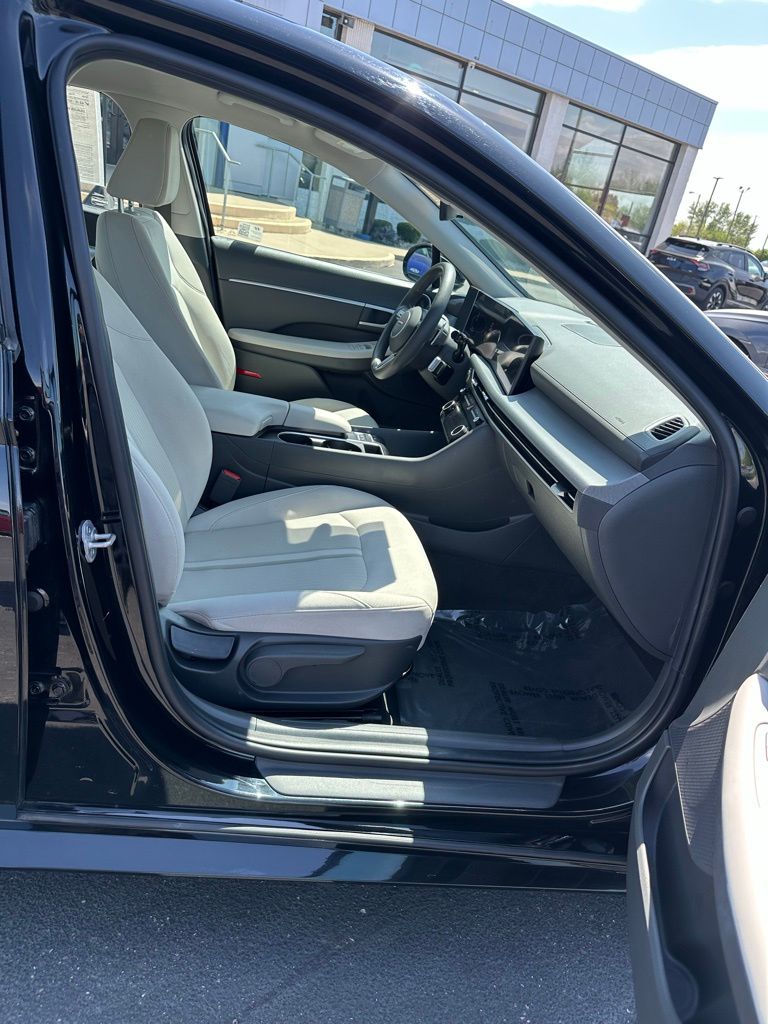 Used 2024 BLACK Hyundai SEL image 27