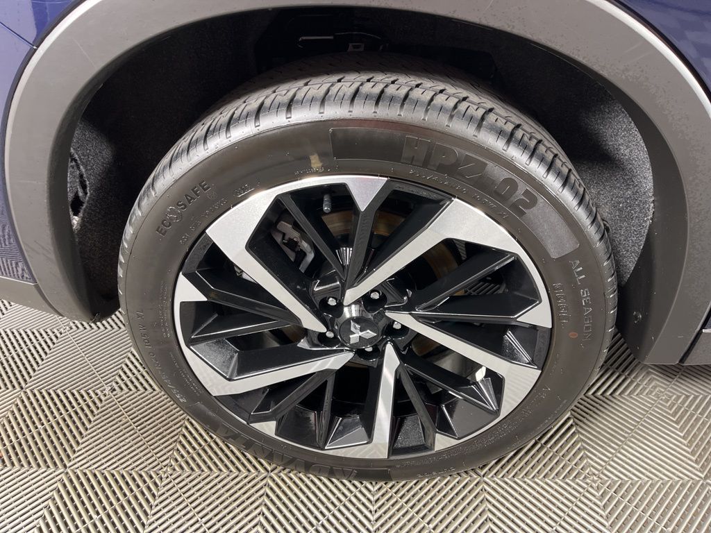 Thumbnail: 2024 Mitsubishi Outlander - 14