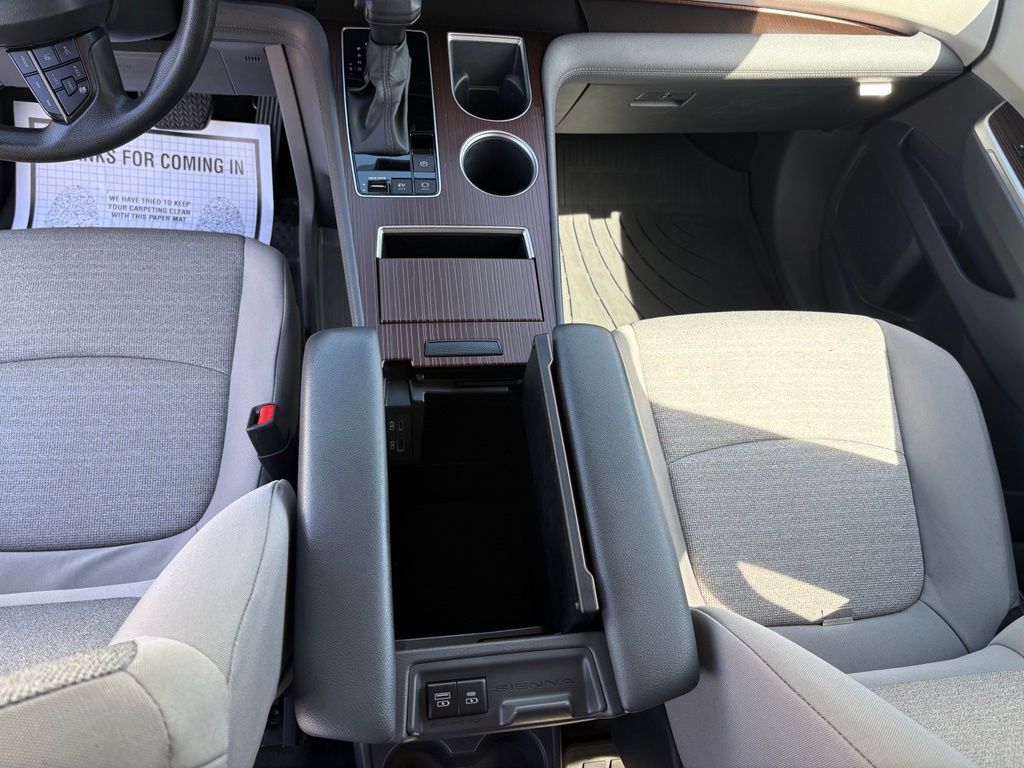 2023 Toyota Sienna LE