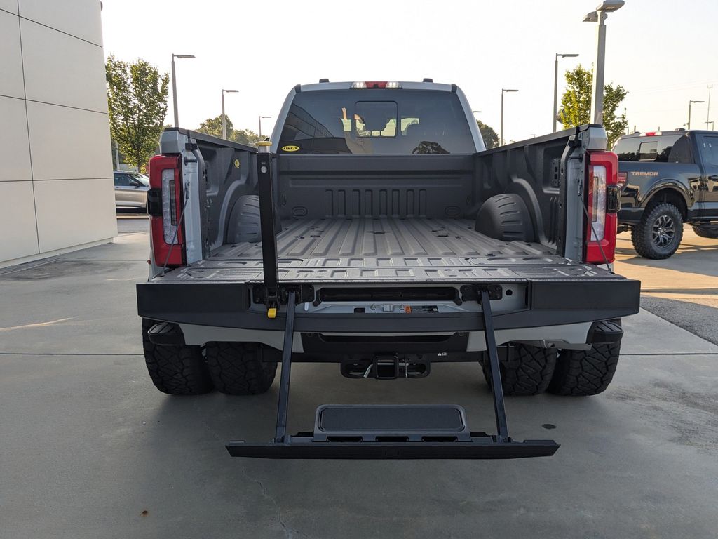 2025 Ford F-450 Super Duty Platinum
