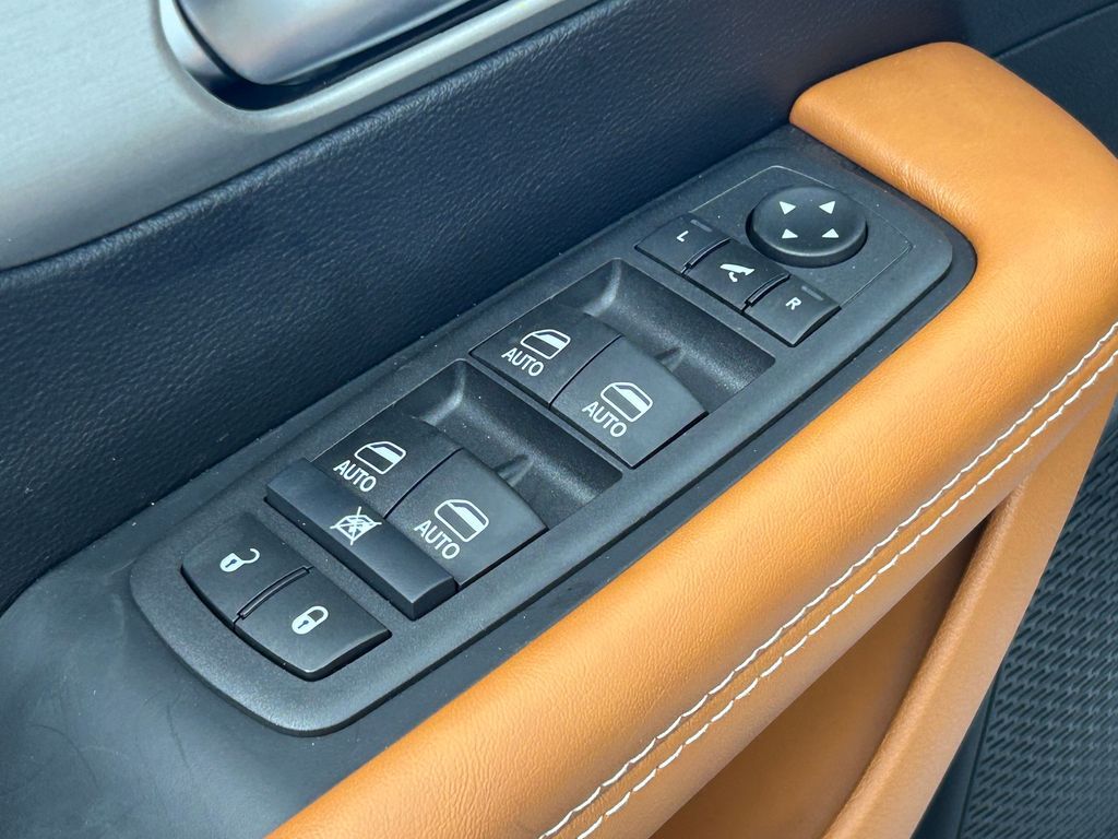 New 2026 Bright White Clearcoat Chrysler Pinnacle image 15