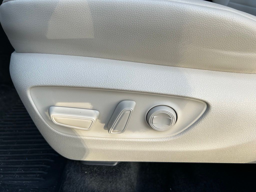 2024 Toyota Highlander XLE 24