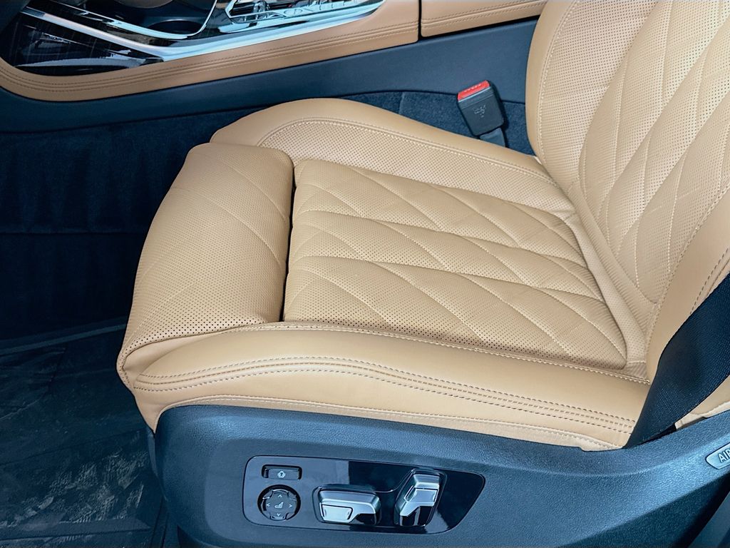 Thumbnail: 2026 BMW X7 - 21