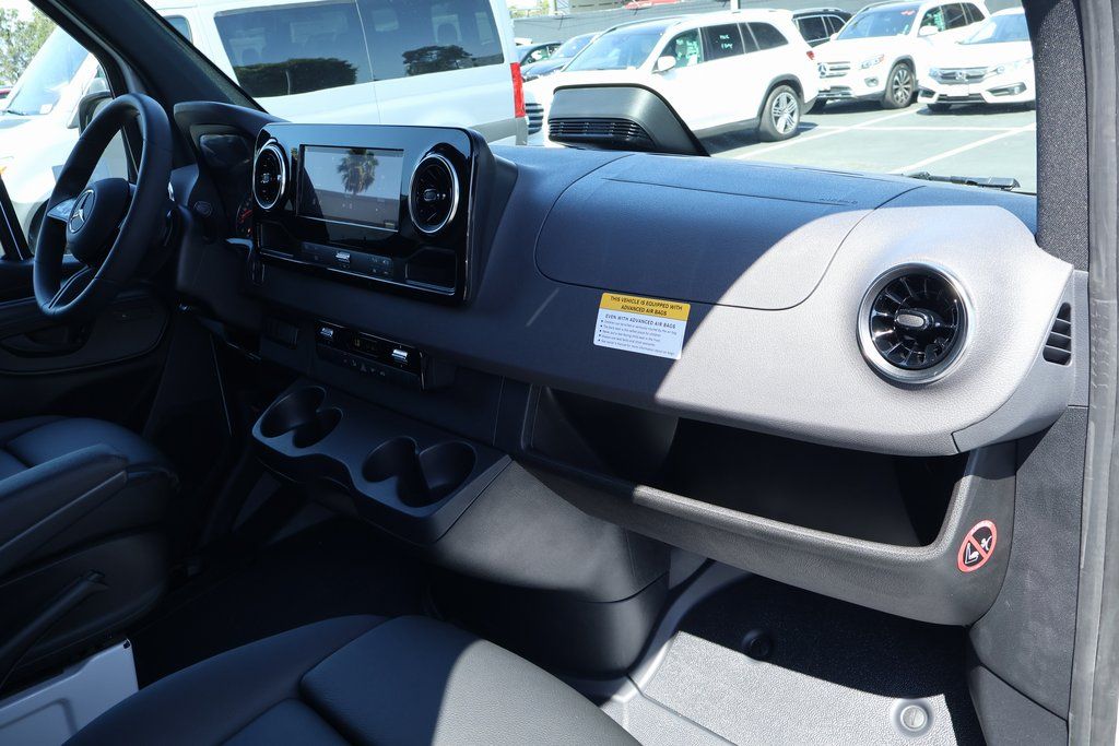 Thumbnail: 2025 Mercedes-Benz Sprinter - 5