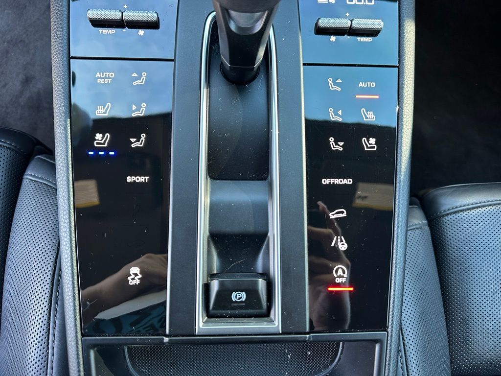 Thumbnail: 2023 Porsche Macan - 23