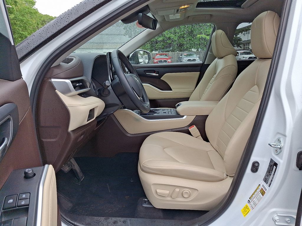 2022 Toyota Highlander XLE 13