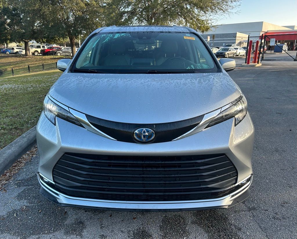 Thumbnail: 2024 Toyota Sienna - 8