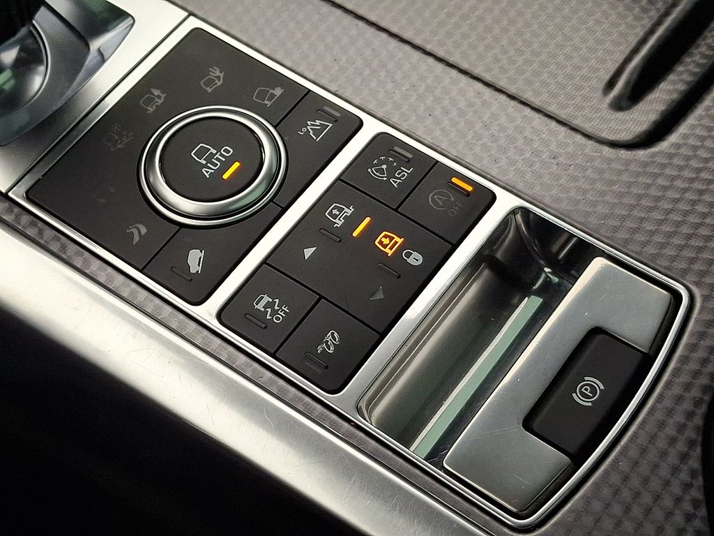 Thumbnail: 2016 Land Rover Range Rover Sport - 27