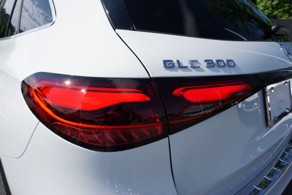 2025 Mercedes-Benz GLC 300 11