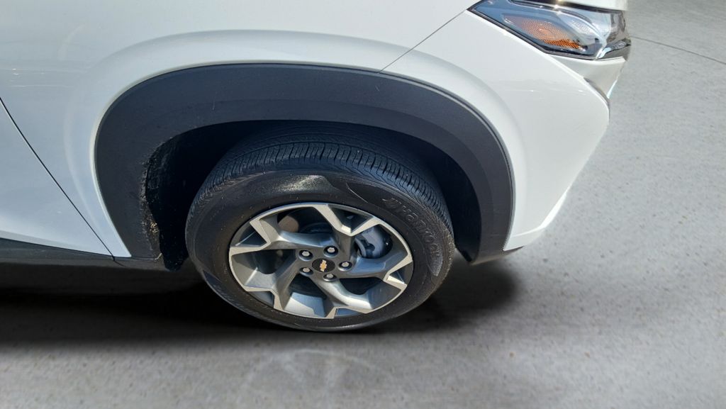 Summit White 2025 Chevrolet Trax LT FWD SUV / Crossover Front-Wheel Drive 6-Speed Automatic