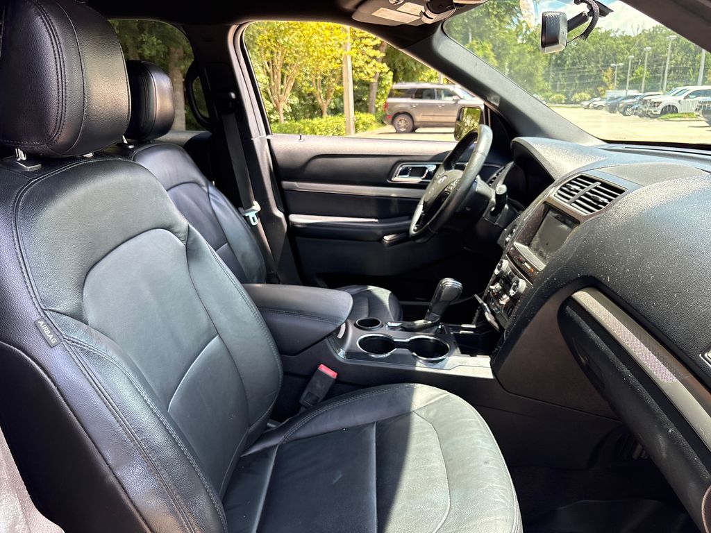 Used 2018 Silver Ford XLT image 29