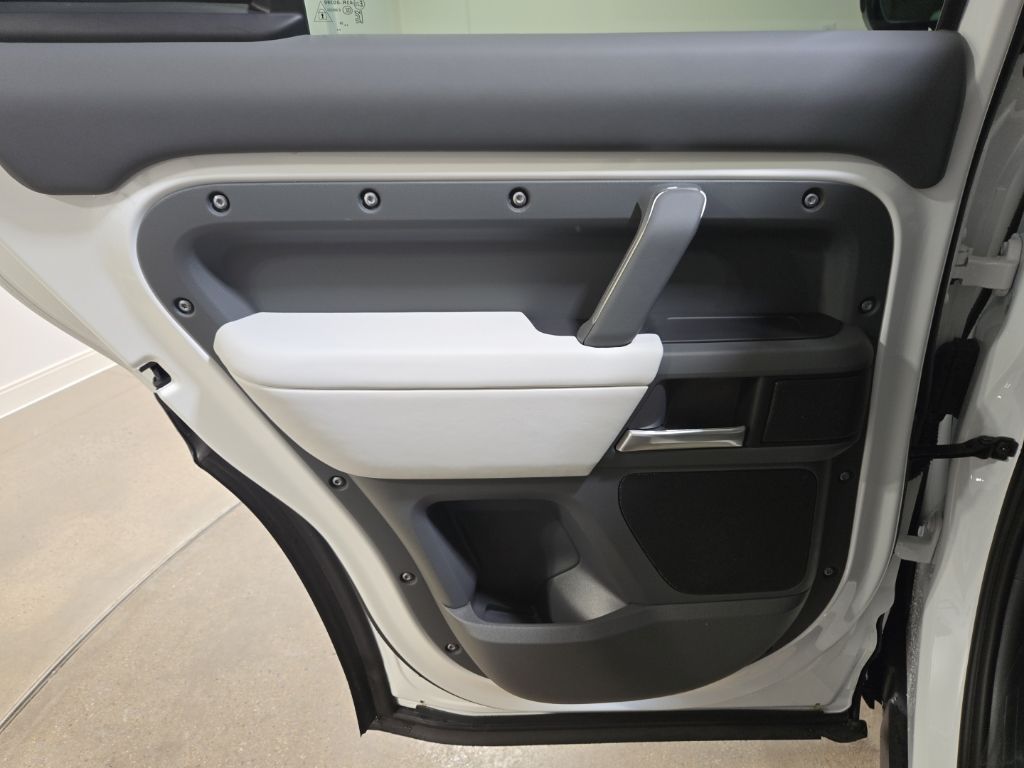 New 2026 White Land Rover X-Dynamic SE image 28