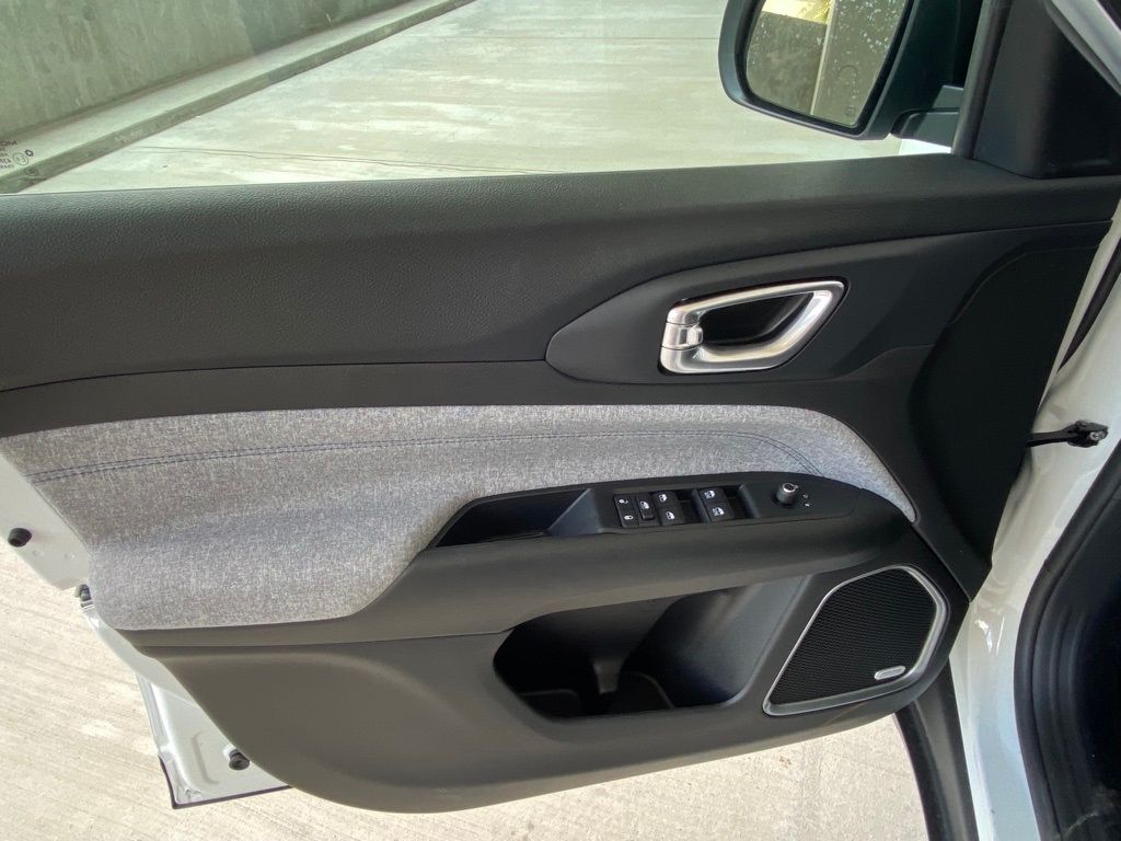 New 2022 Bright White Clearcoat Jeep Latitude image 33