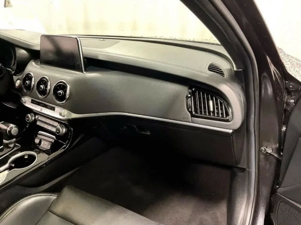 2020 Kia Stinger — photo 13