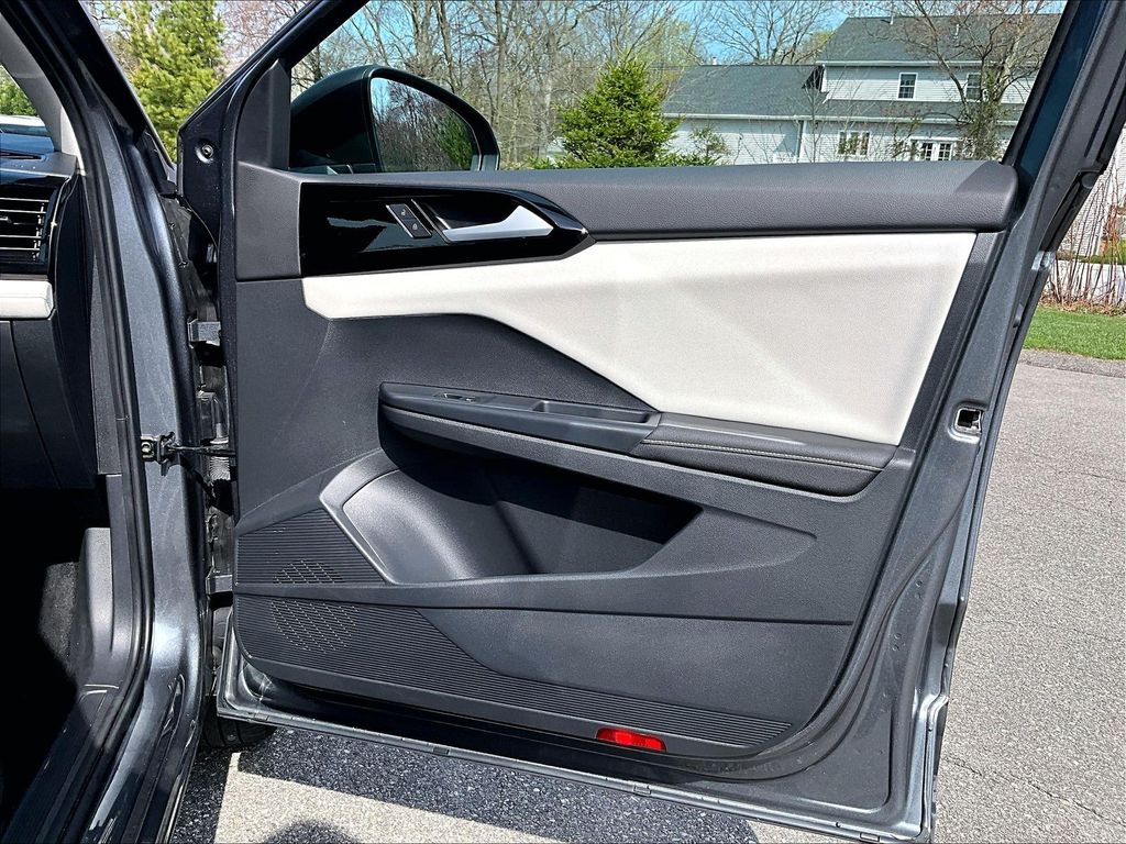 2025 Volkswagen Taos — photo 12