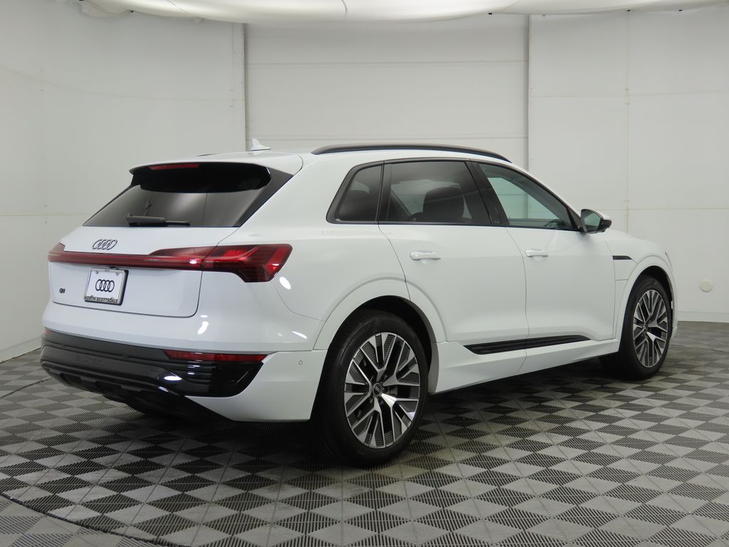 Thumbnail: 2024 Audi Q8 e-tron - 5