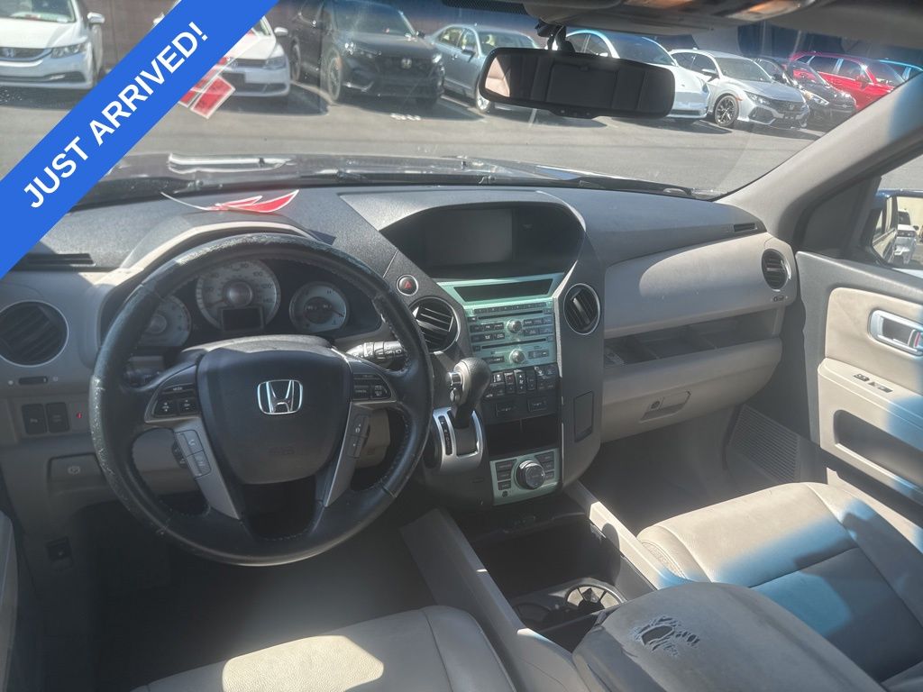 View vehicle photo 4