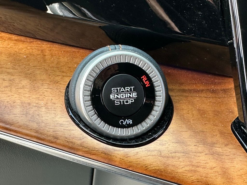 Thumbnail: 2022 Jeep Grand Wagoneer - 32