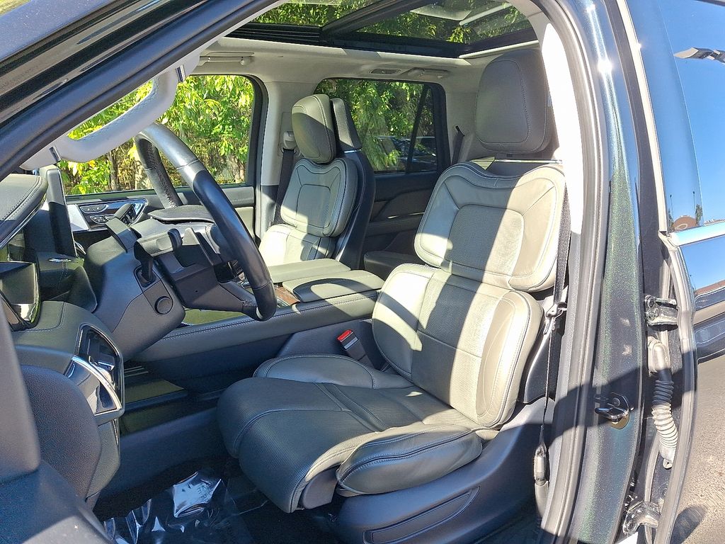 Thumbnail: 2022 Lincoln Navigator - 13