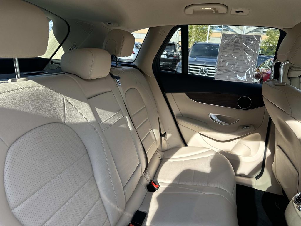 Thumbnail: 2022 Mercedes-Benz GLC - 26