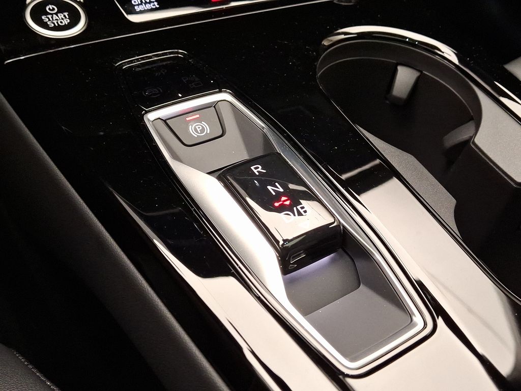 2025 Audi e-tron Premium 10