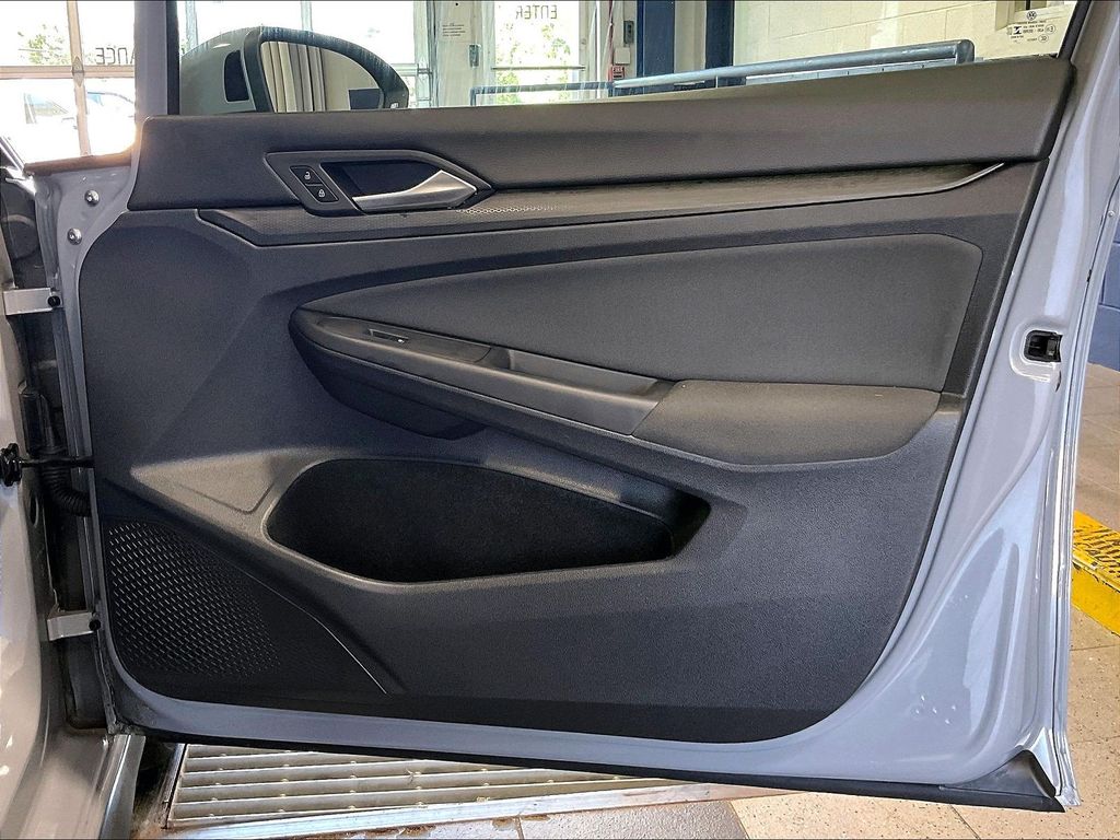 2022 Volkswagen Golf GTI — photo 12